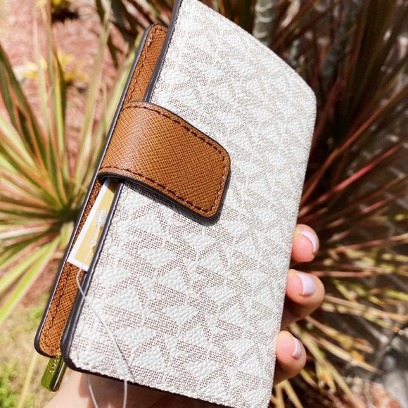 Gaby’sBags👜👛-NWT Michael Kors Bifold Wallet - Picture 3 of 8